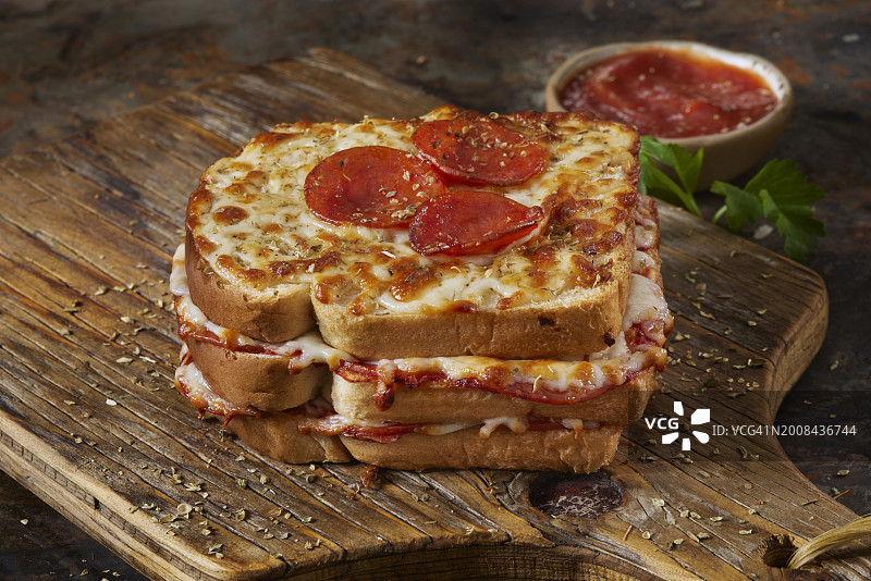 香脆空气炸意式香肠披萨吐司图片素材