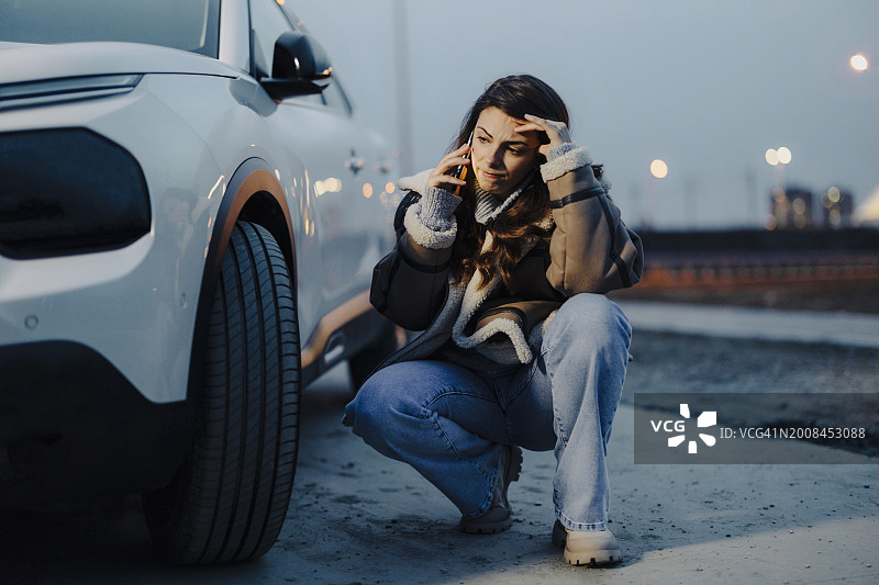 打电话寻求汽车服务的女人图片素材