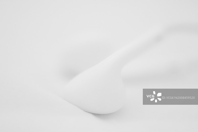 白色背景上的白色奶油特写图片素材