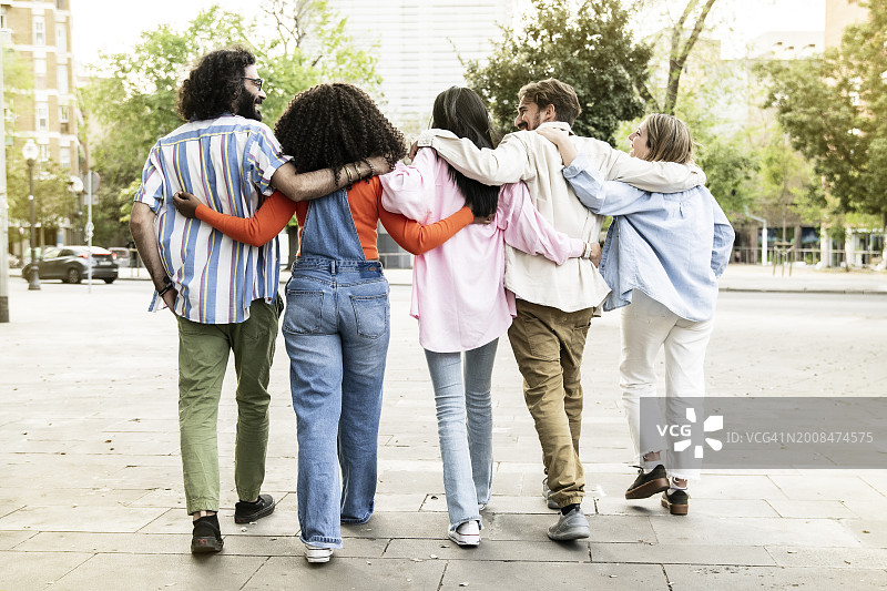 不同人群互相拥抱的背影图片素材