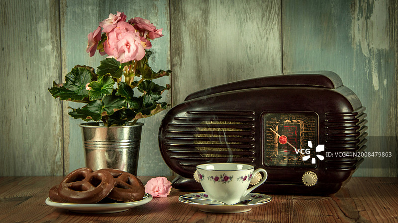 特写：桌子上的茶杯和饼干图片素材