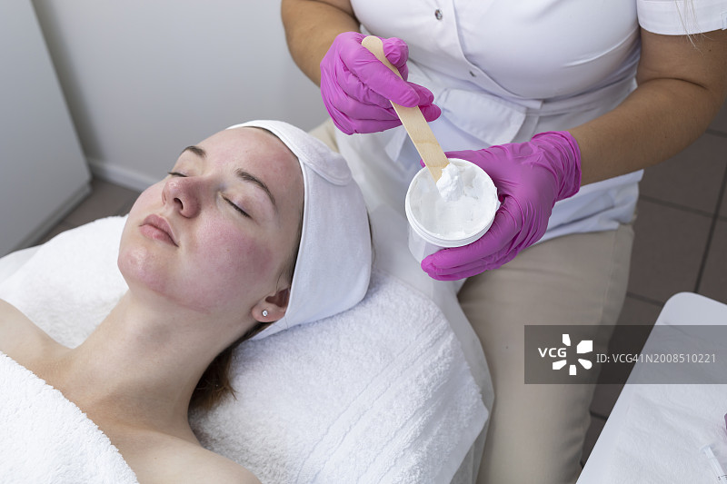 美容师在水疗中心为顾客敷面膜图片素材