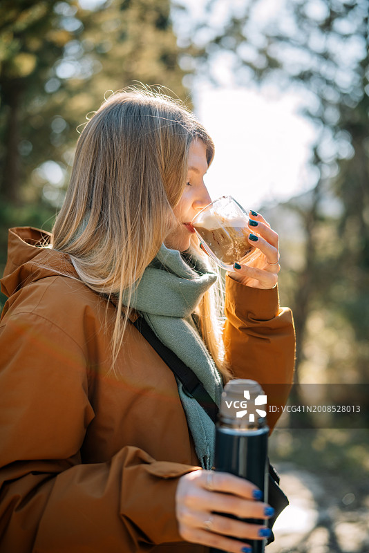女子在户外手持保温杯的裁剪图图片素材