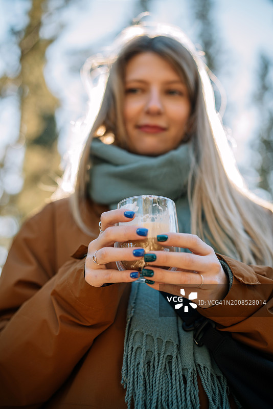 女子户外手持马克杯图片素材