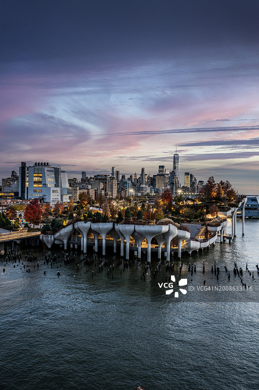 哈德逊河55号码头小岛的日落美景图片素材