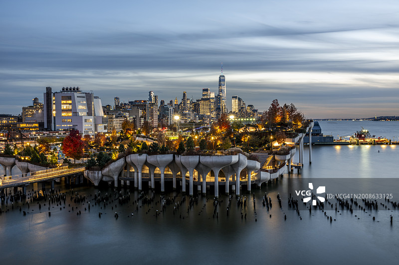 哈德逊河55号码头小岛的日落美景图片素材