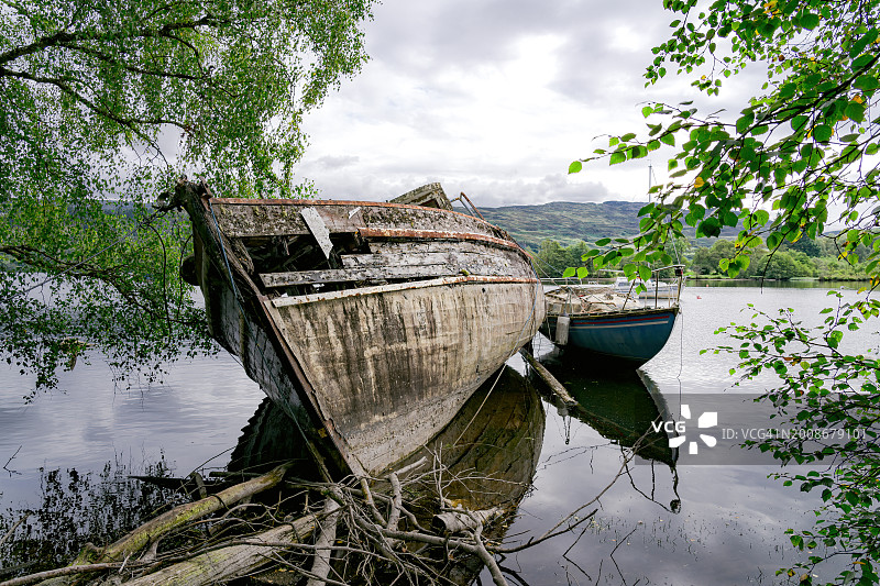 湖中搁浅的遇难船只残骸图片素材