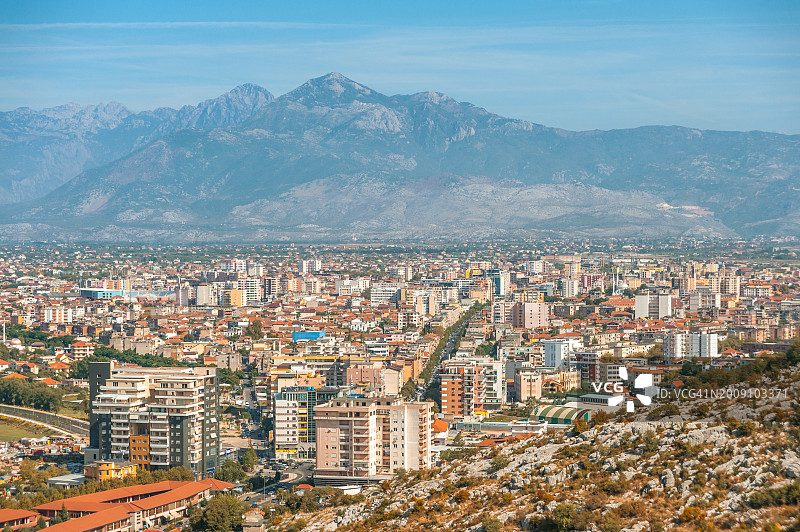 斯库台城市风光，背景是群山图片素材