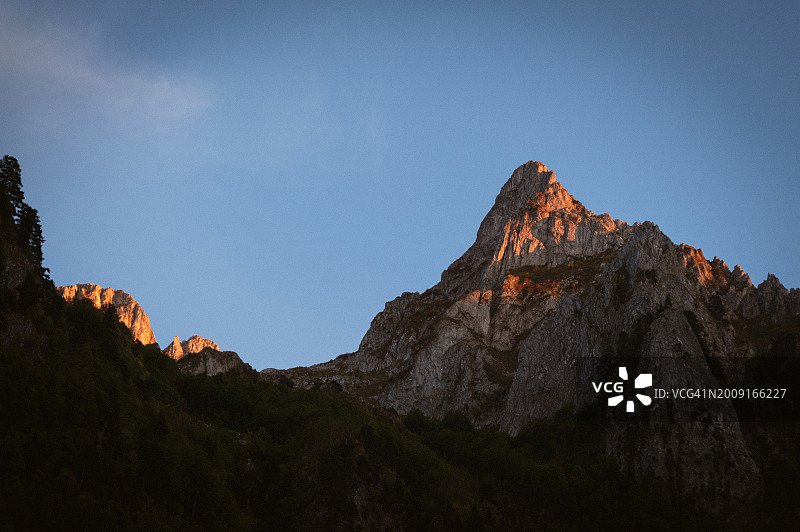 日落时分照耀在险峻山峰上的光芒图片素材