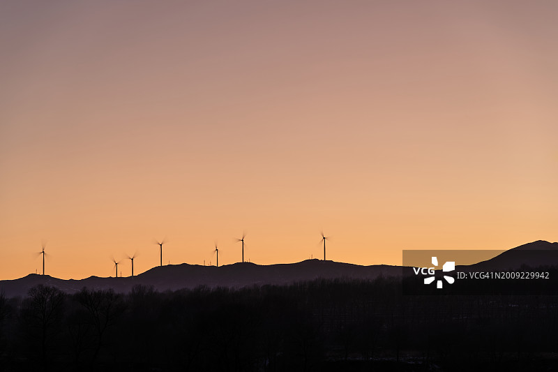 山上的风力涡轮机图片素材