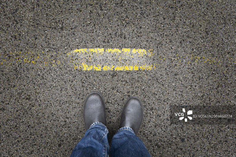 人物向下看风化的条纹图片素材