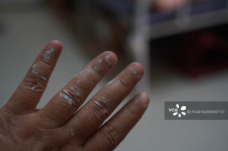 手部涂满油漆图片素材