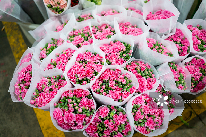 花卉批发市场出售的成捆康乃馨图片素材