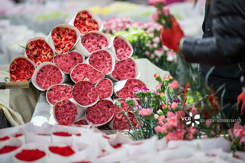 批发市场上的粉色康乃馨图片素材