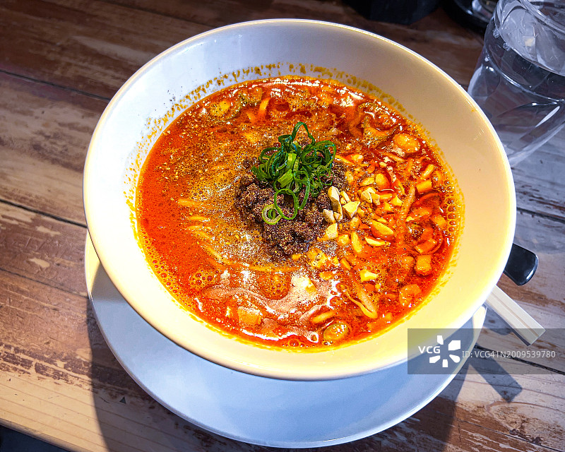 火辣刺激的成都风味担担面图片素材