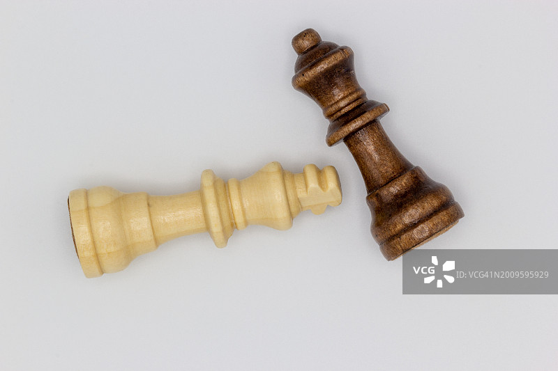 使用国际象棋棋子的跨种族约会概念图片素材
