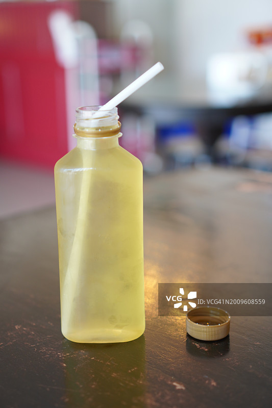 塑料瓶装菊花汁图片素材