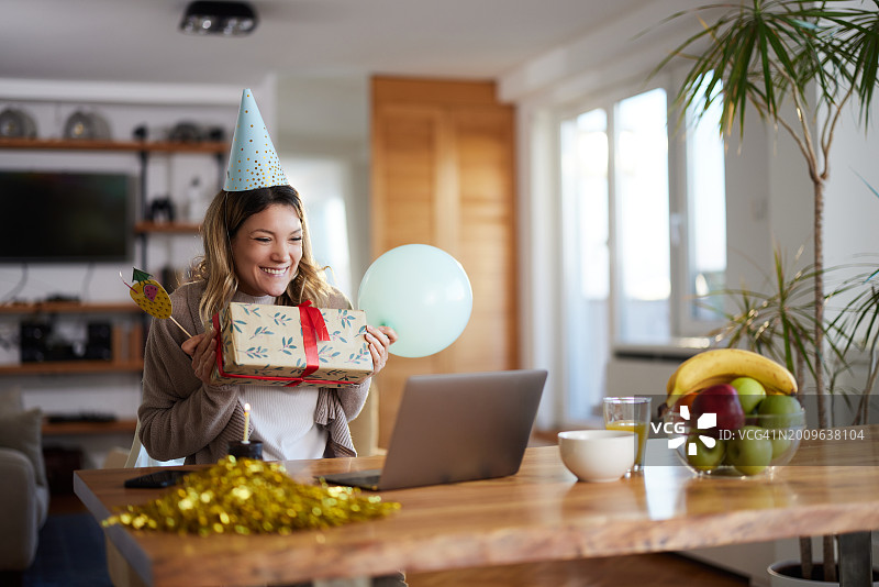 视频通话庆祝生日图片素材