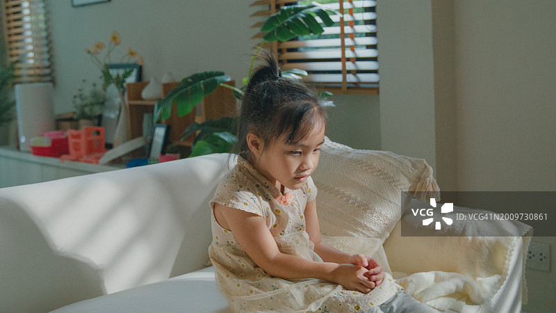 生病咳嗽、发高烧的亚洲女孩图片素材