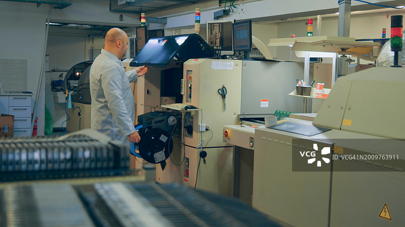 上班前检查电子厂设备图片素材