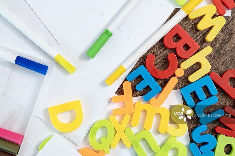 在家学习英语字母的孩子图片素材