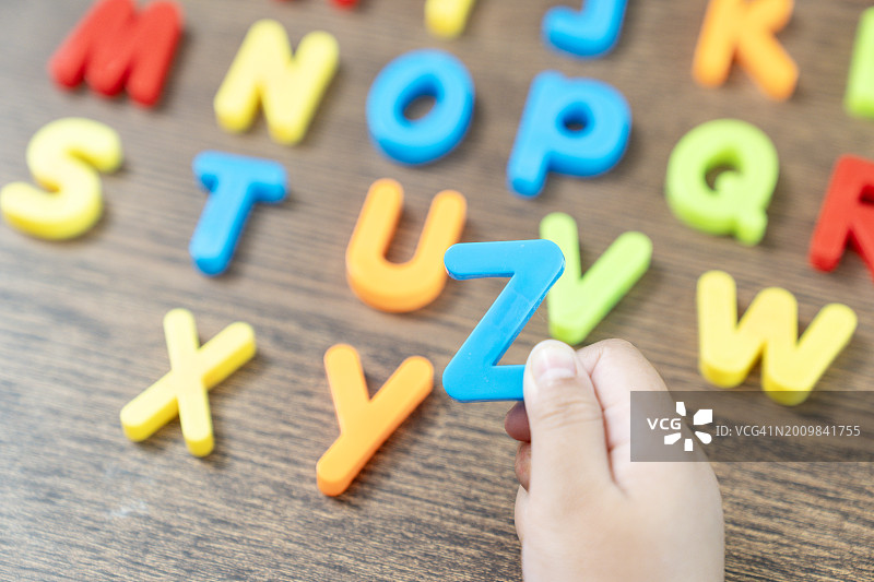 在家学习英语字母的孩子图片素材
