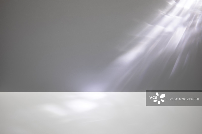 极简空旷黑白3D房间背景，带自然阴影。具有焦散效应和水晶反射的现代工作室展示，带有魔术迪斯科聚光灯的舞台图片素材