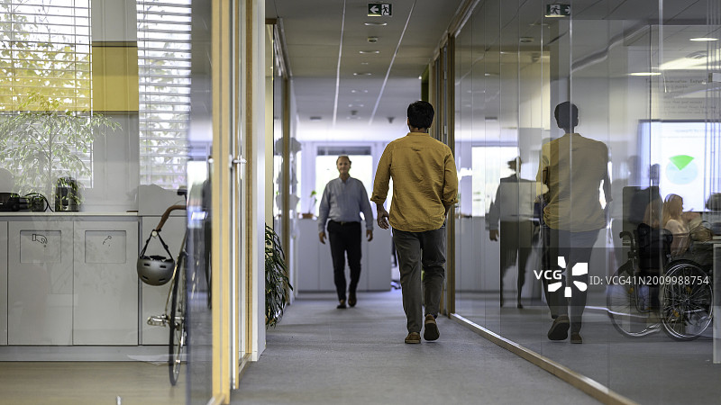 在办公室行走的男人图片素材