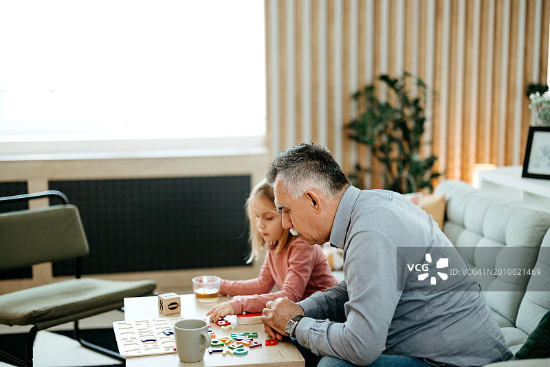 玩金属琴的小女孩图片素材