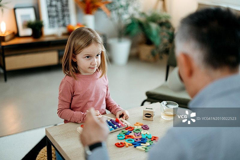 玩金属琴的小女孩图片素材