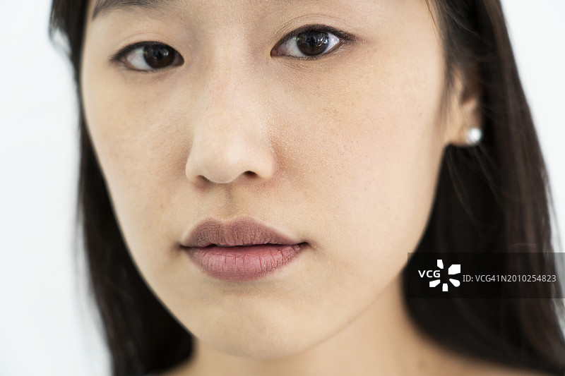 年轻成年女子看着镜头的特写图片素材