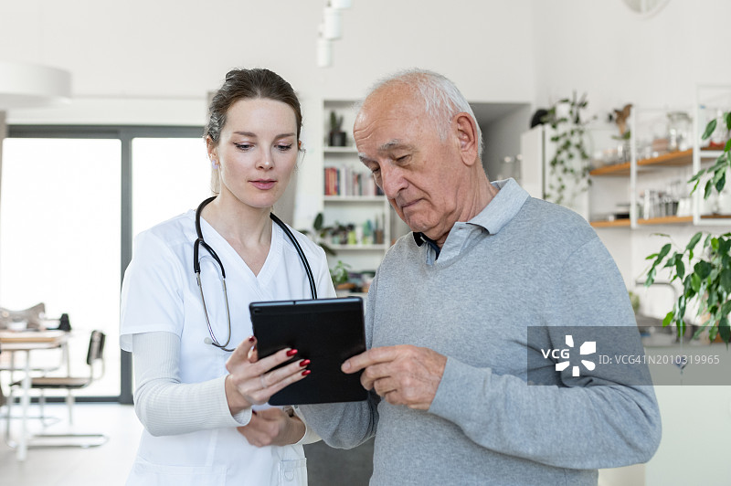 年轻女医生上门拜访病人图片素材