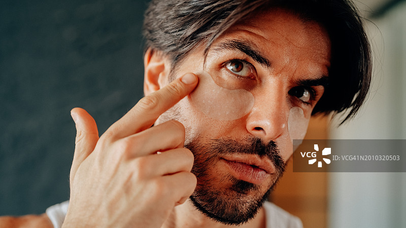 男人贴眼膜图片素材