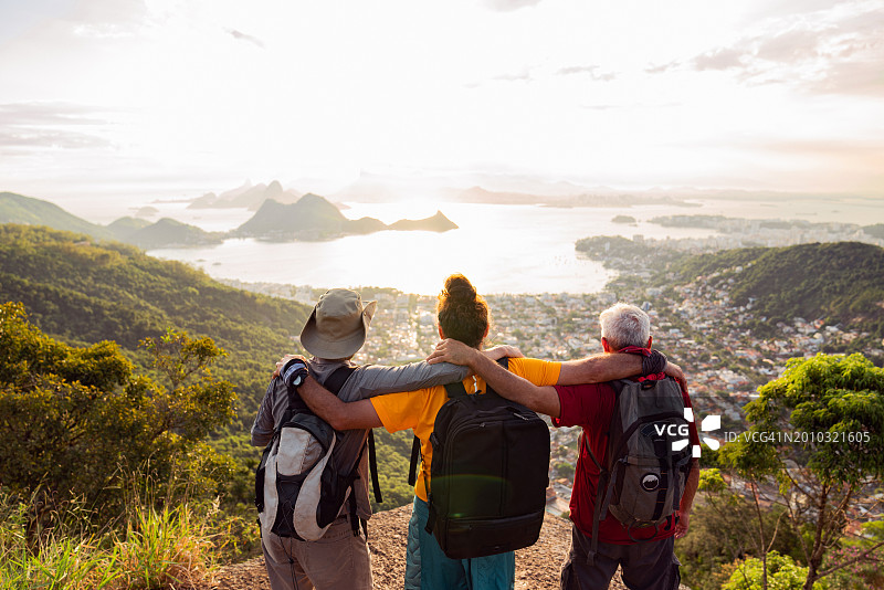 山顶上的一组登山者图片素材