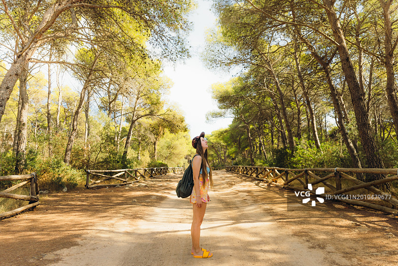 背着背包的女人在意大利国家公园森林中行走图片素材
