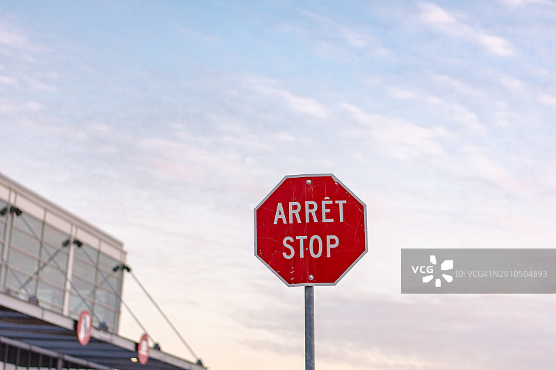 蒙特利尔的法语和英语停车标志图片素材