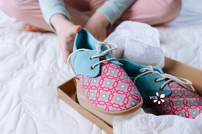 女孩试穿新鞋，在家订购和收货图片素材