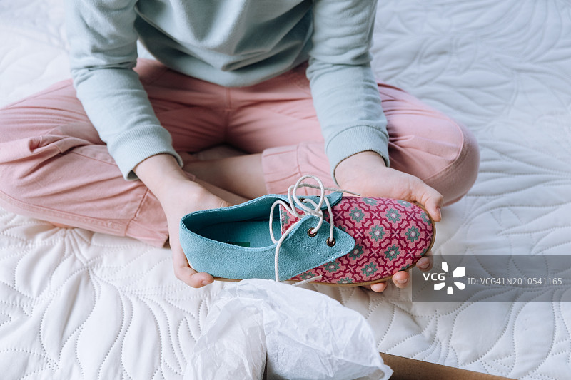 女孩试穿新鞋，在家订购和收货图片素材
