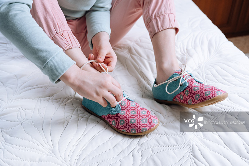 女孩试穿新鞋，在家订购和收货图片素材