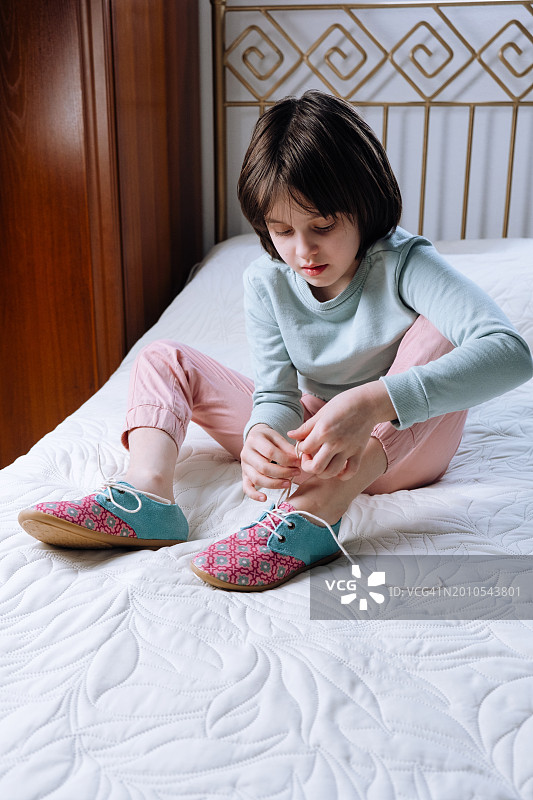 女孩试穿新鞋，在家订购和收货图片素材