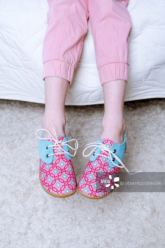 女孩试穿新鞋，在家订购和收货图片素材