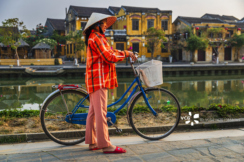 在越南会安古镇观光的越南女人图片素材