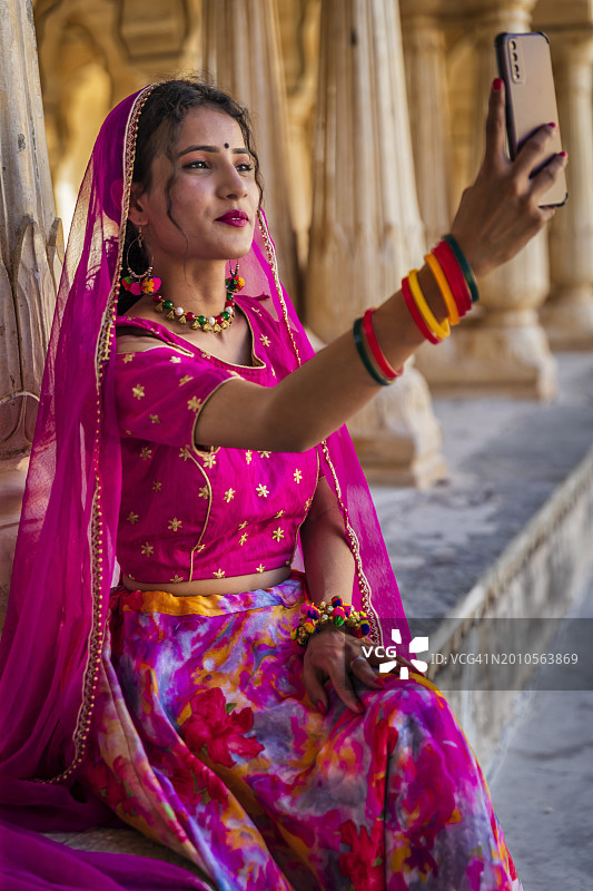 在斋浦尔市自拍的年轻印度女孩图片素材