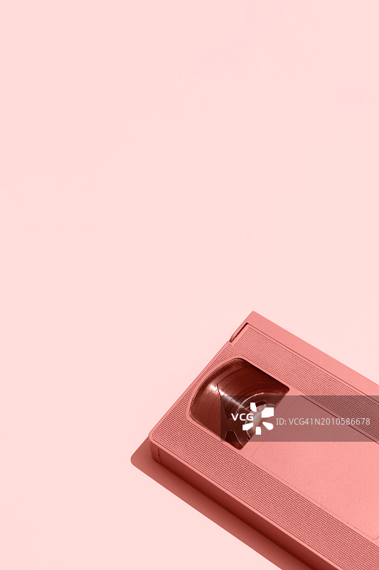 桃色背景上的VHS录像带图片素材