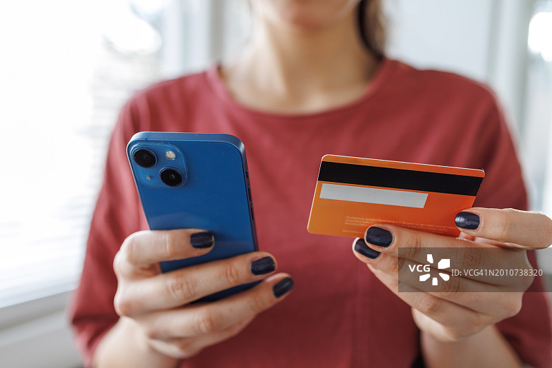 年轻女人用信用卡支付图片素材