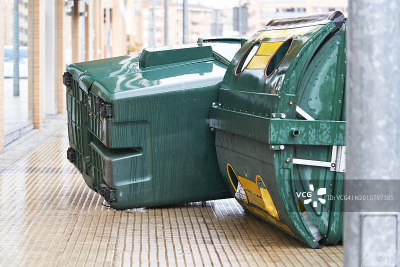 潘普洛纳阿尔加河洪水淹没街道，公园附近的金属垃圾箱侧视图图片素材