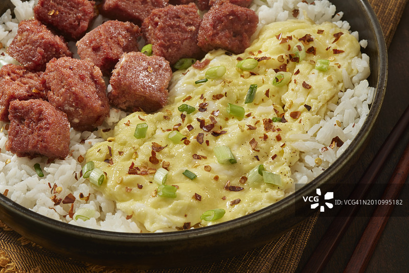 炸腌牛肉配炒鸡蛋和米饭图片素材