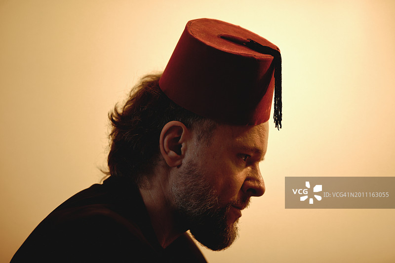 戴土耳其毡帽的男人肖像图片素材