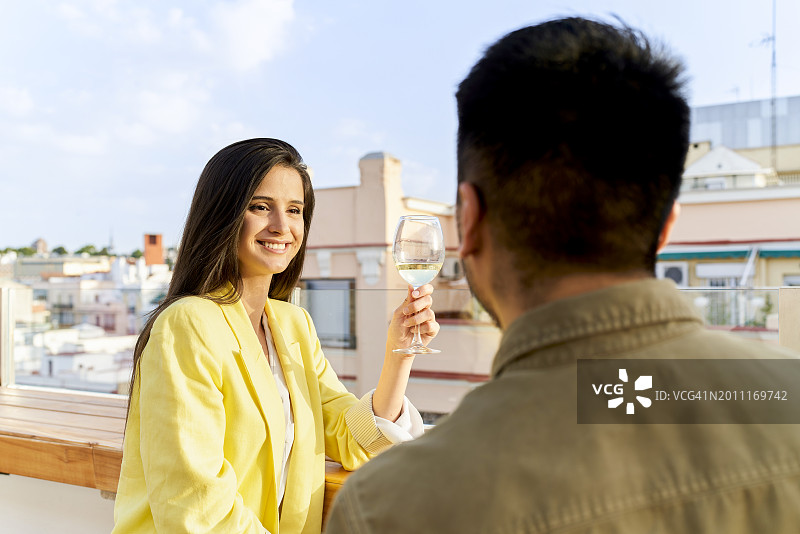 男女在户外举杯畅饮白葡萄酒的照片图片素材