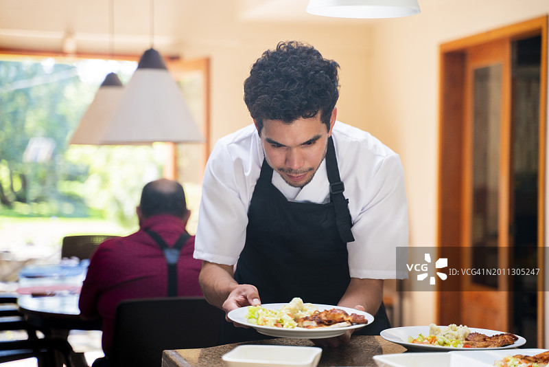 男人在养老院餐厅提供自助午餐图片素材
